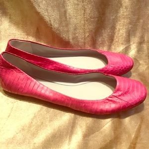 Vera Wang Lavender Label Pink Snakeskin Flats